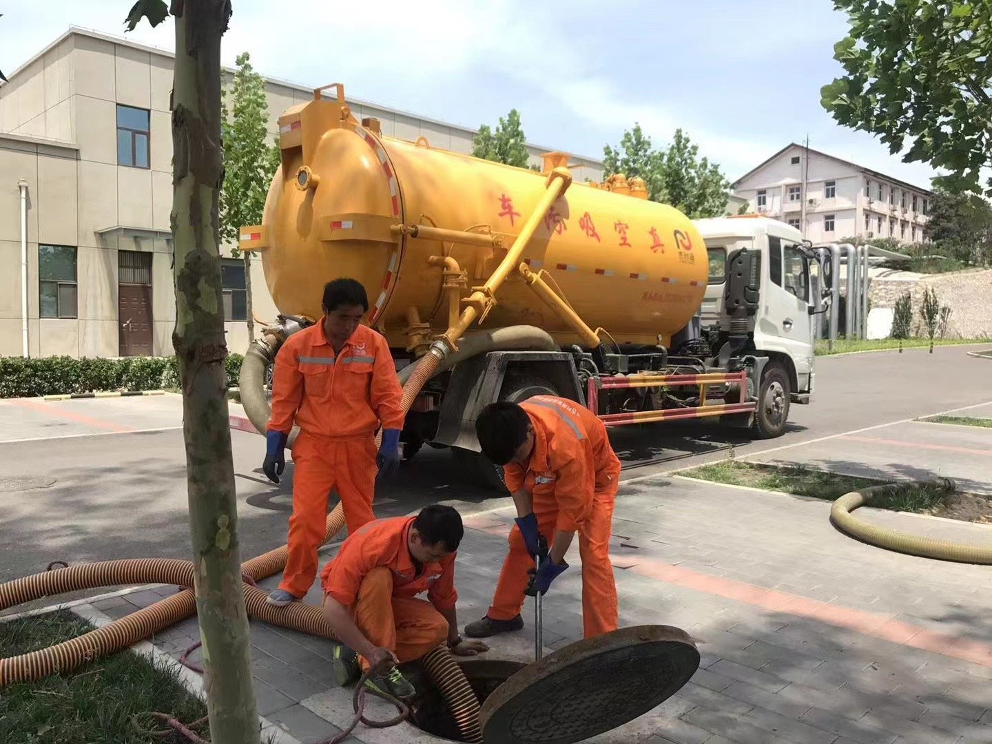 伊宁管道疏通车停在窨井附近