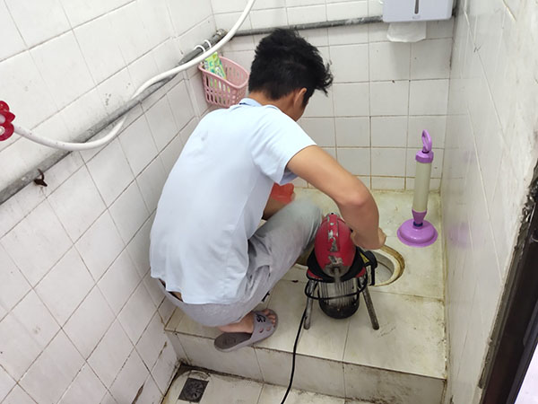伊宁管道堵塞冒臭气 专业师傅现场解决问题