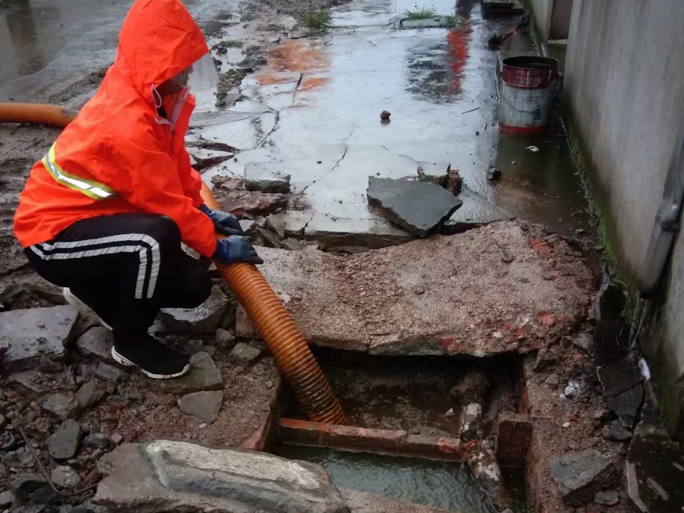 伊宁专业清理污水池 炜誉市政以规范流程守护城市 “肠道”