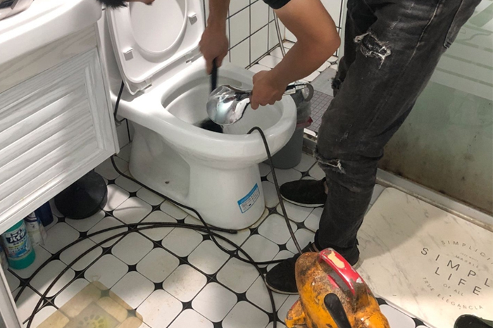 伊宁马桶堵塞自己疏通还是找师傅?专业上门服务让你省时更省心